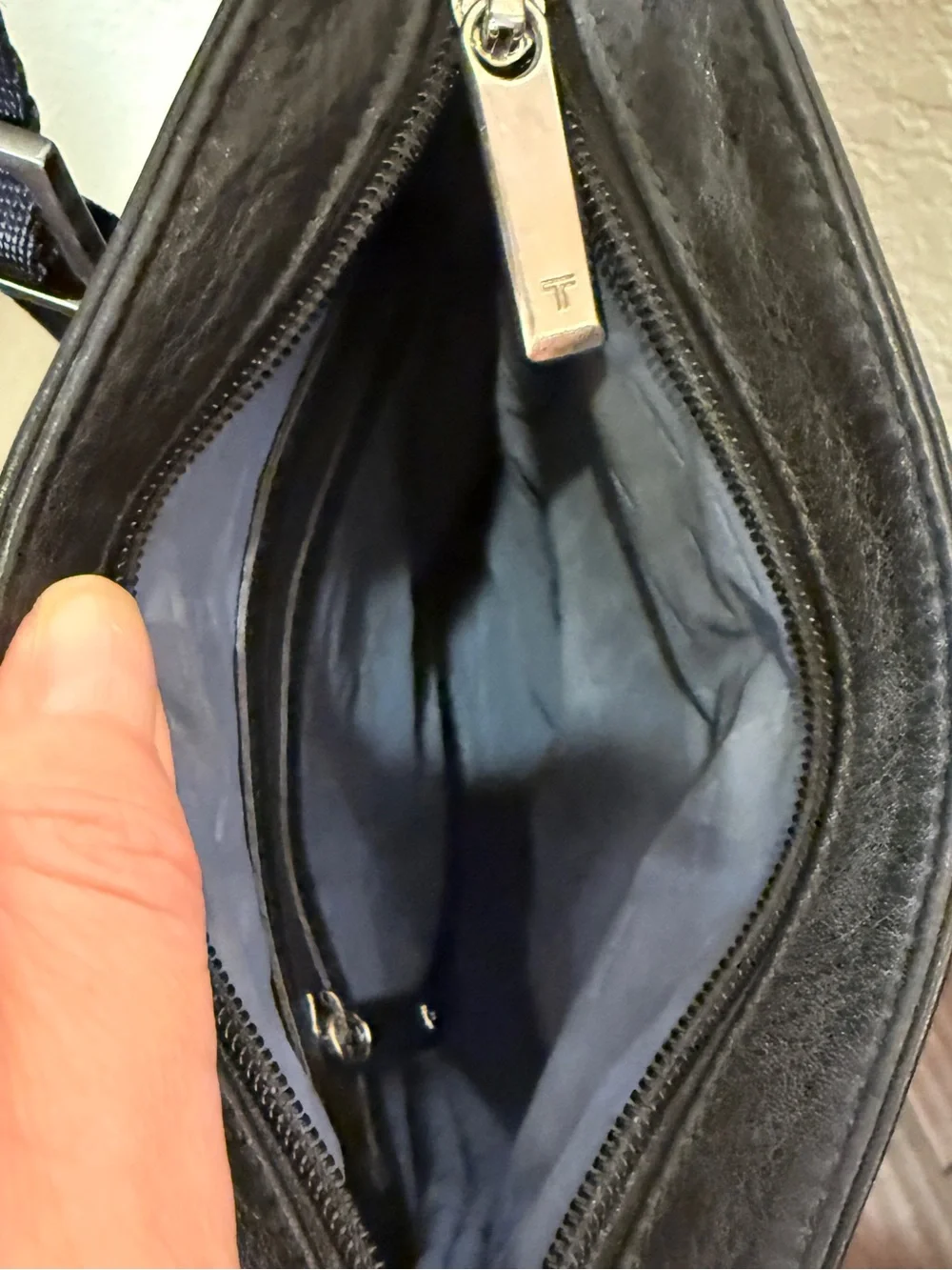 Tumi Minimalist Durable Black Leather Messenger Crossbody Travel Commuter Bag